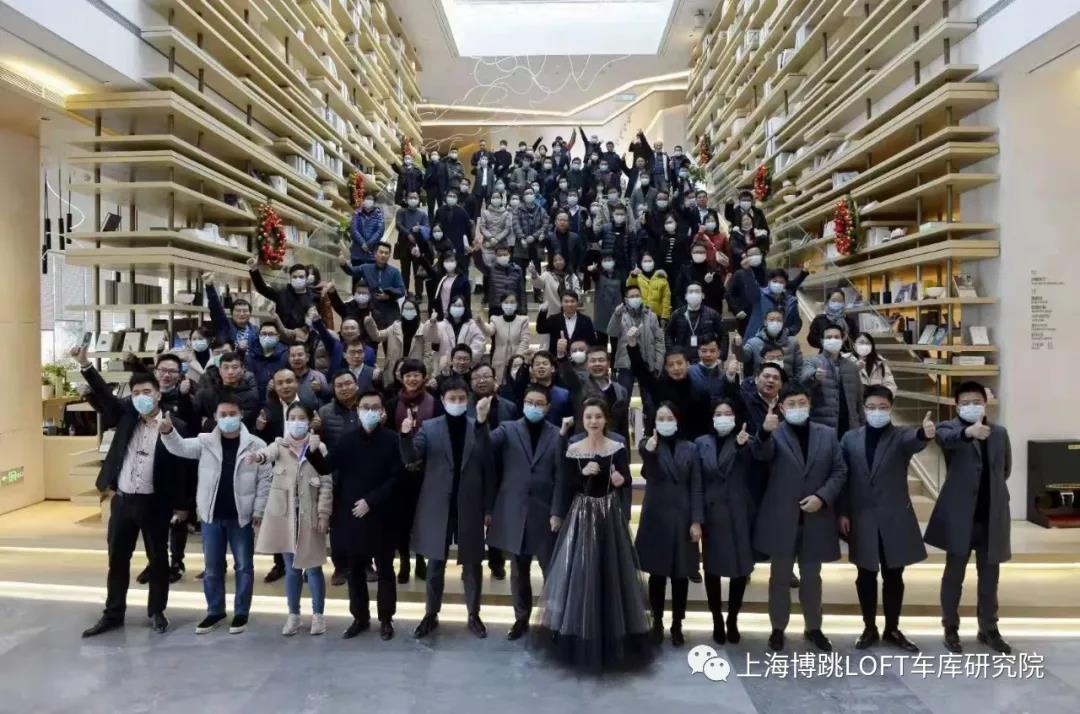 五家渠全国一百多人在华侨城汉口道6号参观研讨LOFT专利车库技术！
